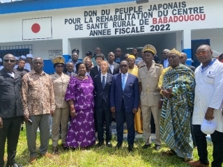 Photo de famille des participants à la cérémonie