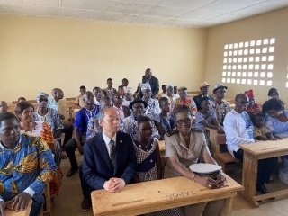 Photo de famille dans une salle de classe améliorée